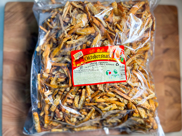 Нитка ЖАРЕНАЯ "Чеснок с зеленью" Oktobersnack 1 кг (сырный продукт) в Уссурийске