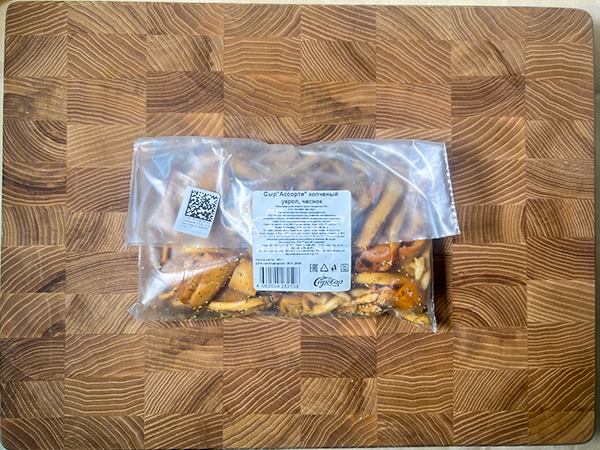 Сыр 150 гр ГОРНЫЙ СЫРОВАР (Ассорти копчёный с укропом и чесноком) в Уссурийске